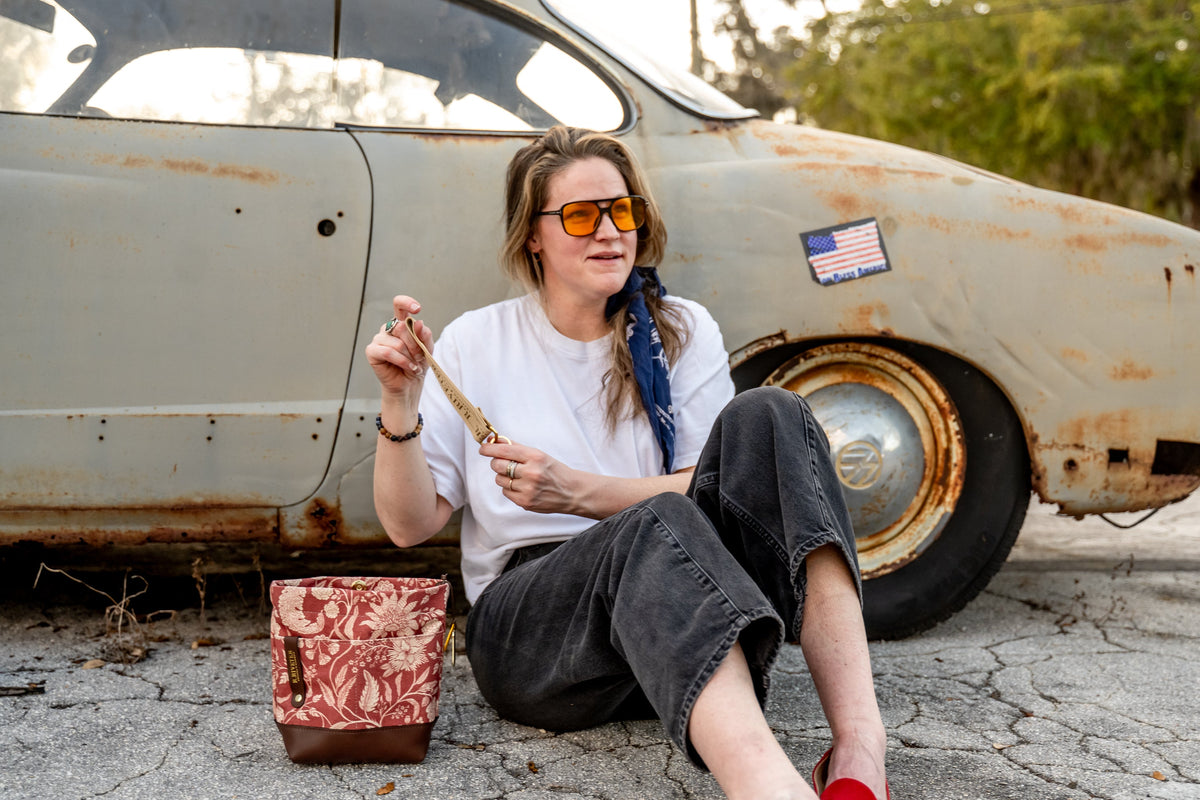 Betsy Skuldertaske | Rød Bandana Canvas + brunt læder