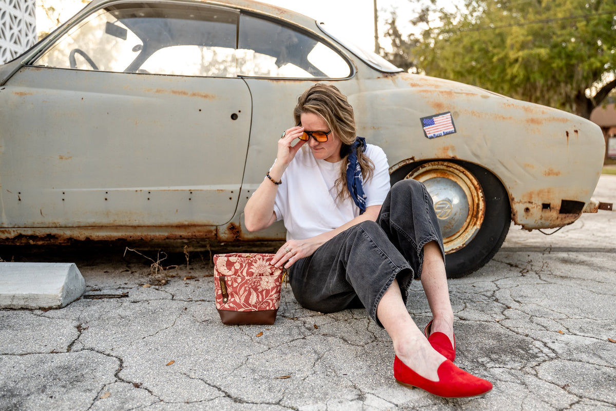 Betsy Skuldertaske | Rød Bandana Canvas + brunt læder