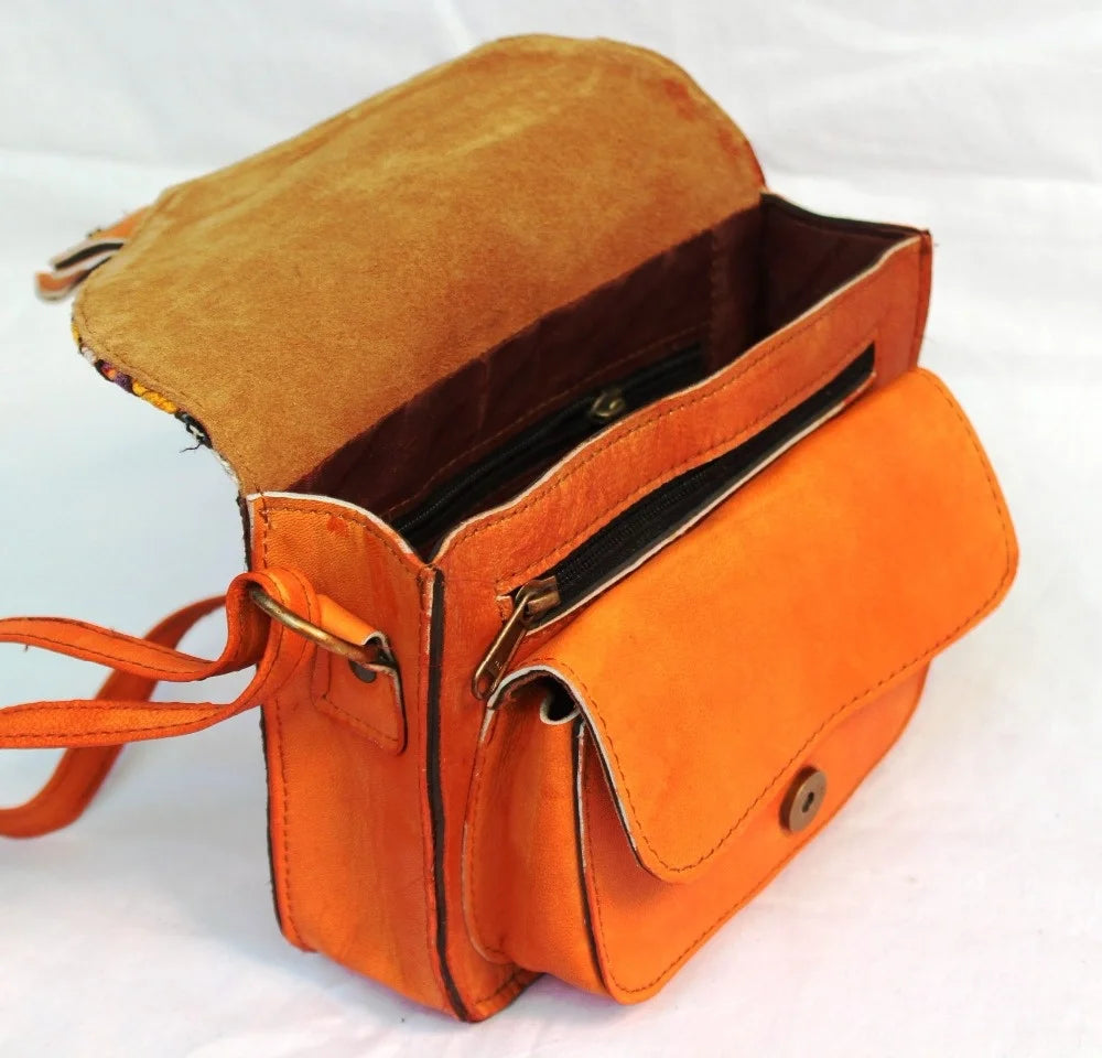 This high-quality, genuine leather crossbody sling bag is a vintage-inspired ethnic bag for women. It’s made from handmade kilim and features a shoulder strap.