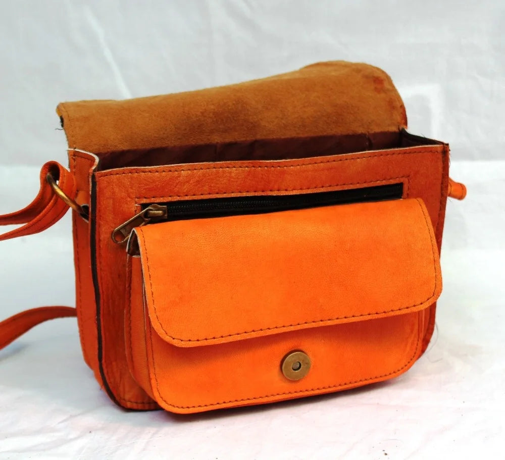 This high-quality, genuine leather crossbody sling bag is a vintage-inspired ethnic bag for women. It’s made from handmade kilim and features a shoulder strap.