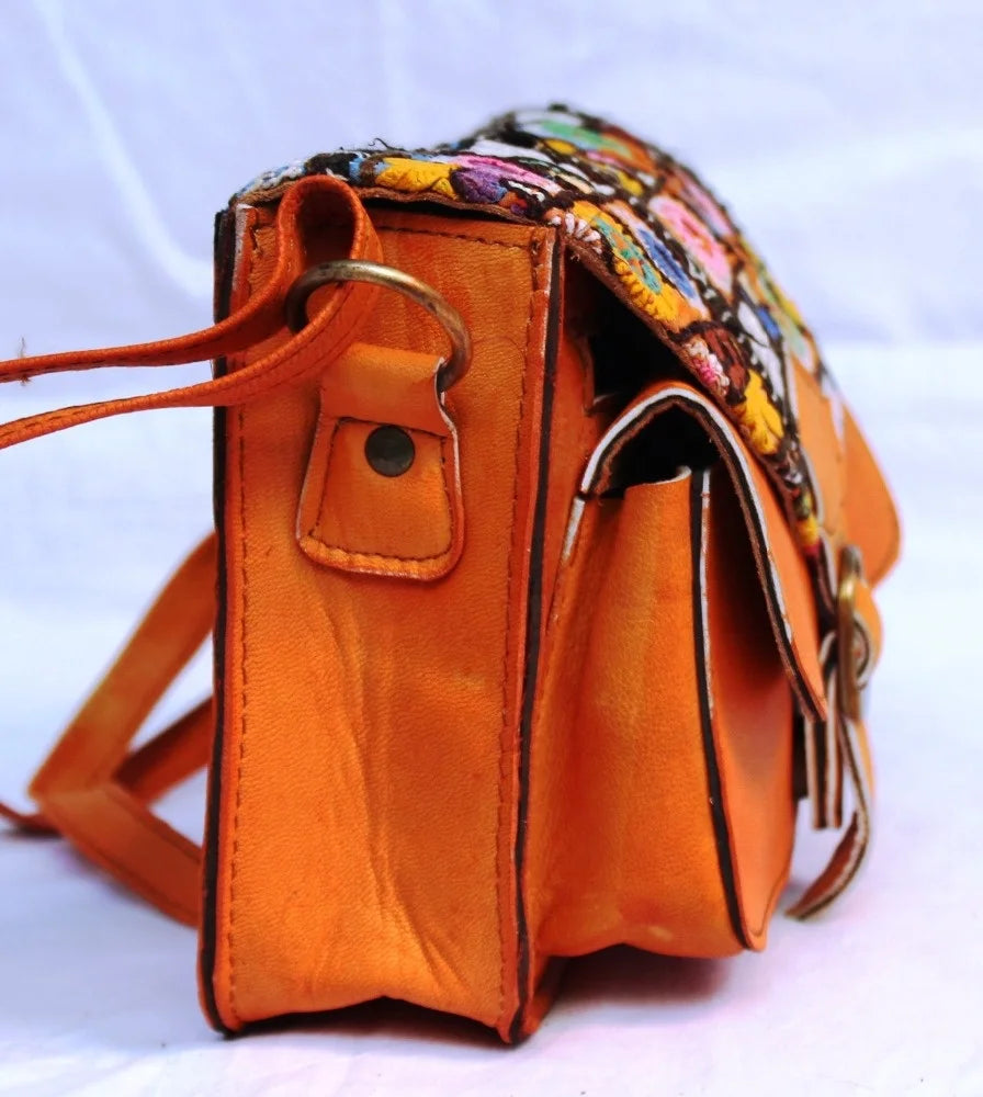 This high-quality, genuine leather crossbody sling bag is a vintage-inspired ethnic bag for women. It’s made from handmade kilim and features a shoulder strap.